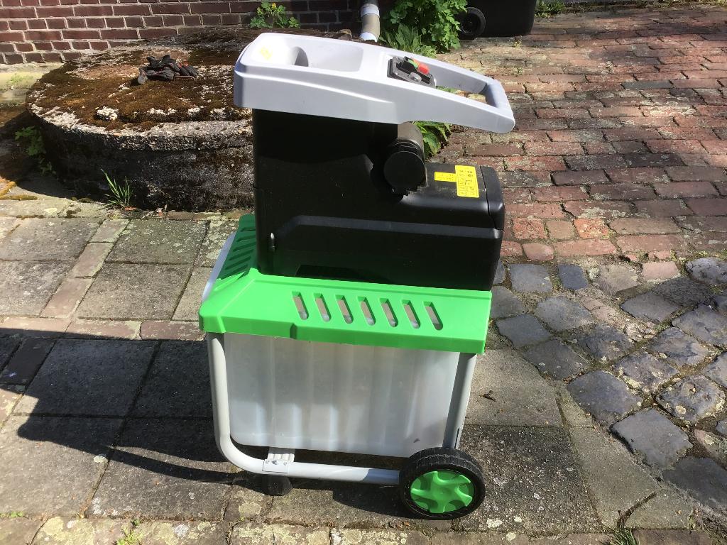 Versnipperaar zgan, Ophalen, Zo goed als nieuw, Elektrisch, Met opvangbak