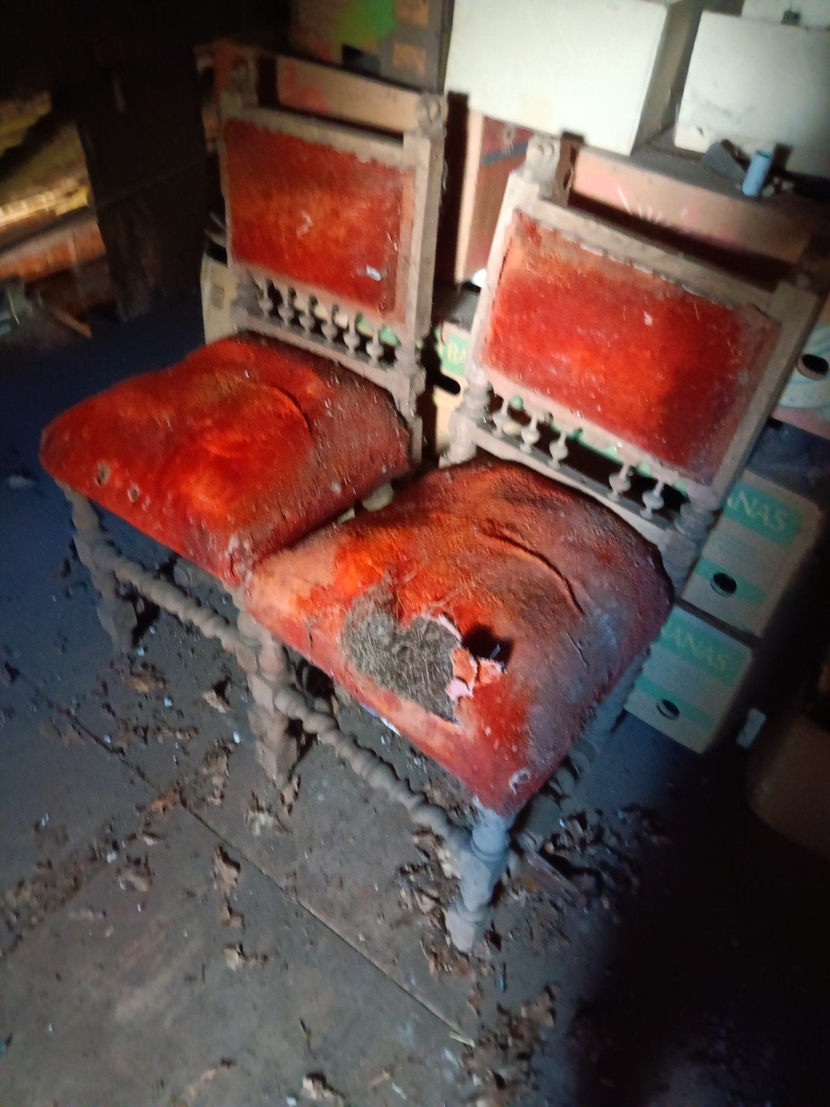 Oude stoelen met rood fluweel - opknappers, Ophalen