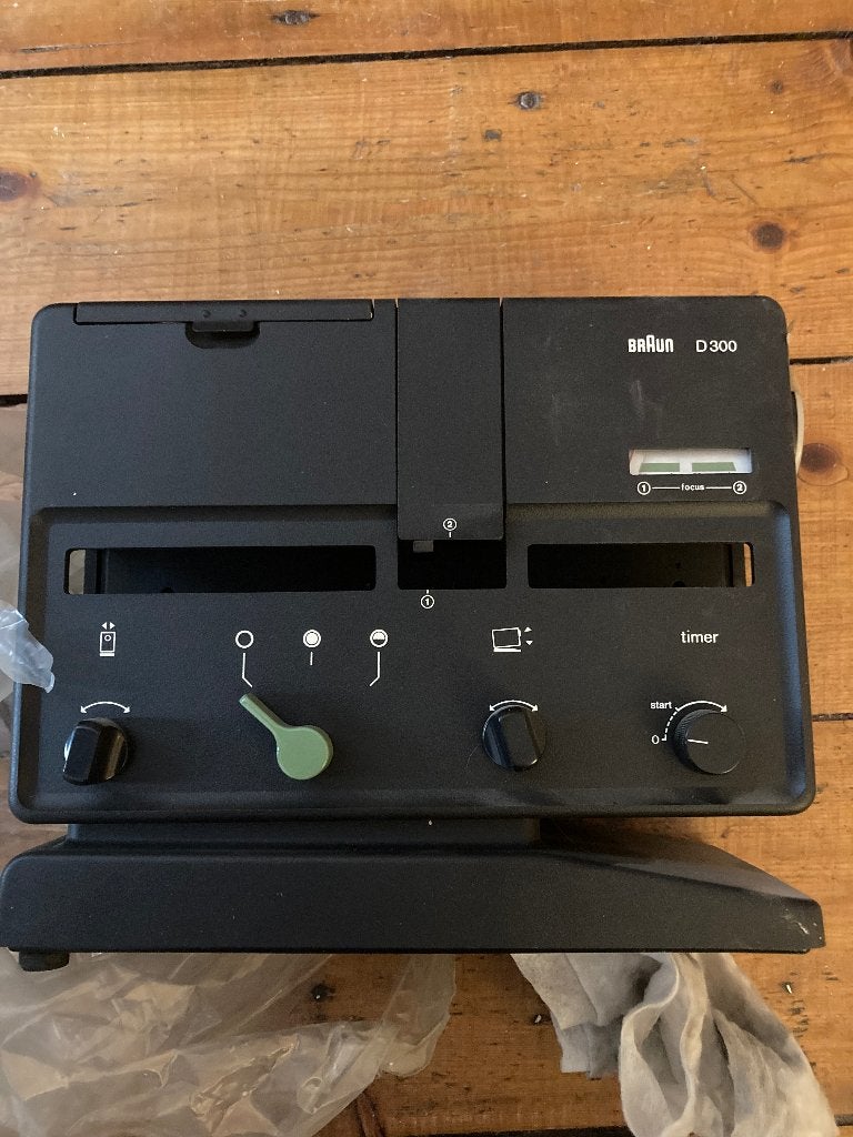 Braun diaprojector D300 + scherm en tafel, Ophalen, Gebruikt, Met scherm