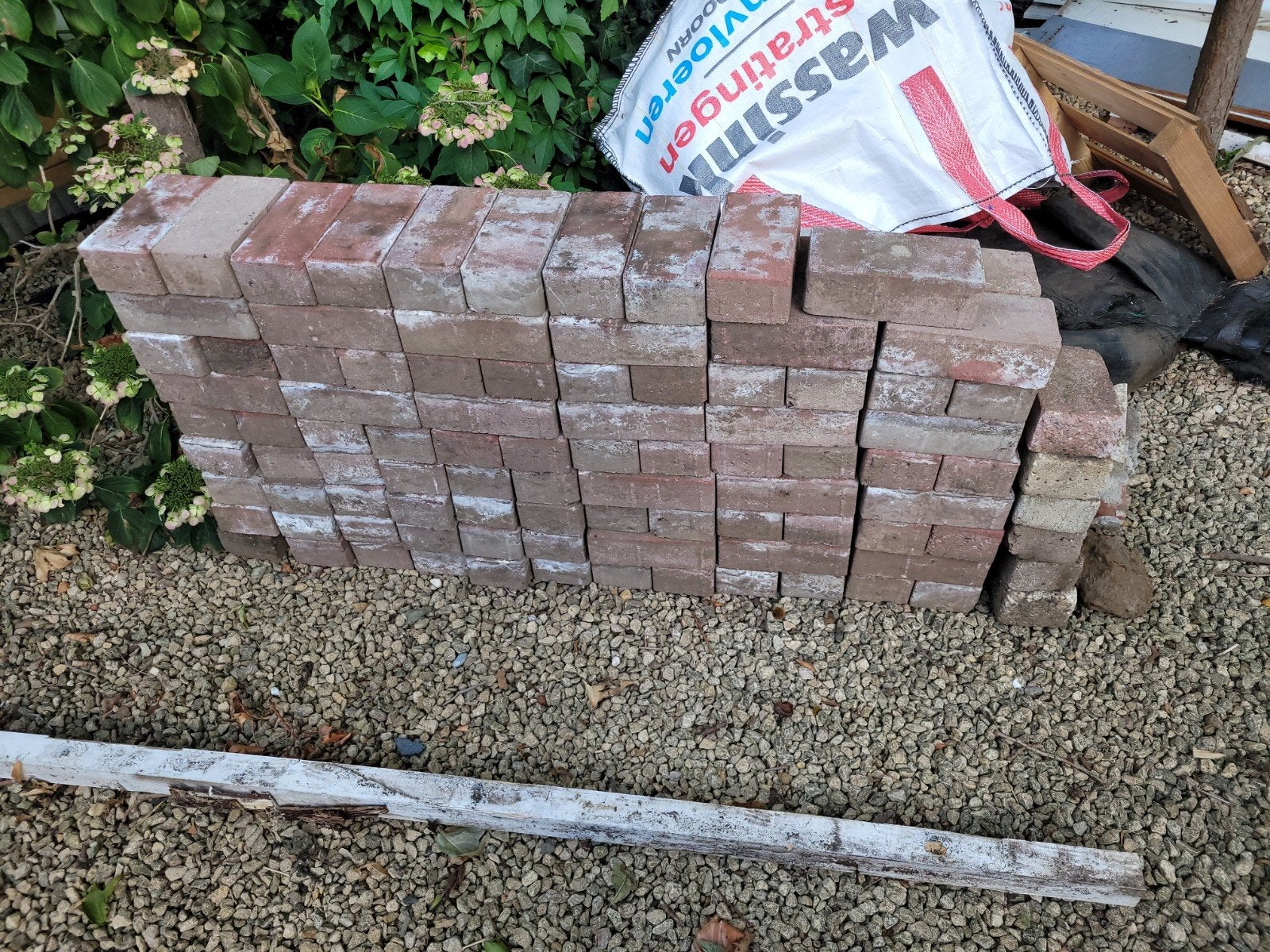 Gratis bakstenen en stoeptegels, Doe-het-zelf en Verbouw, Ophalen, Gebruikt, Bakstenen