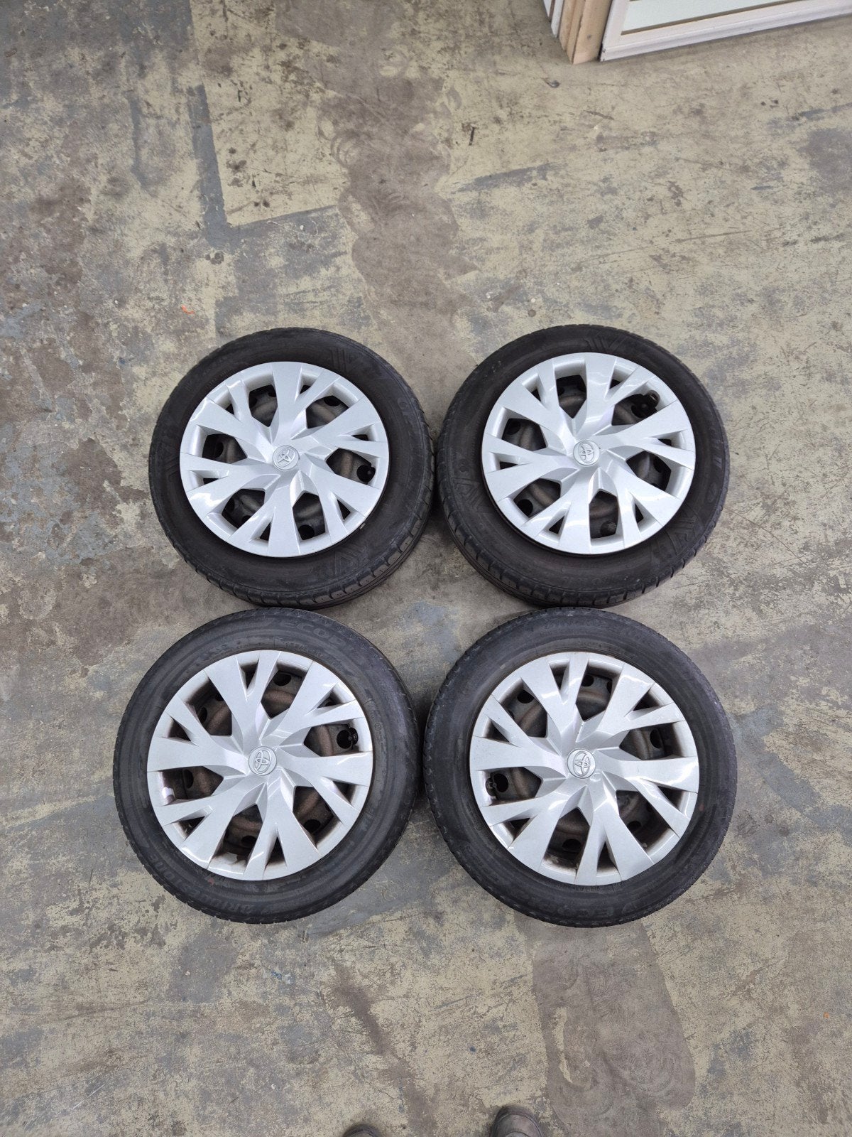 Wielenset toyota 185/60/R15 4x100, Auto-onderdelen, Banden en Velgen, 15 inch, Banden en Velgen, Personenwagen, Zomerbanden