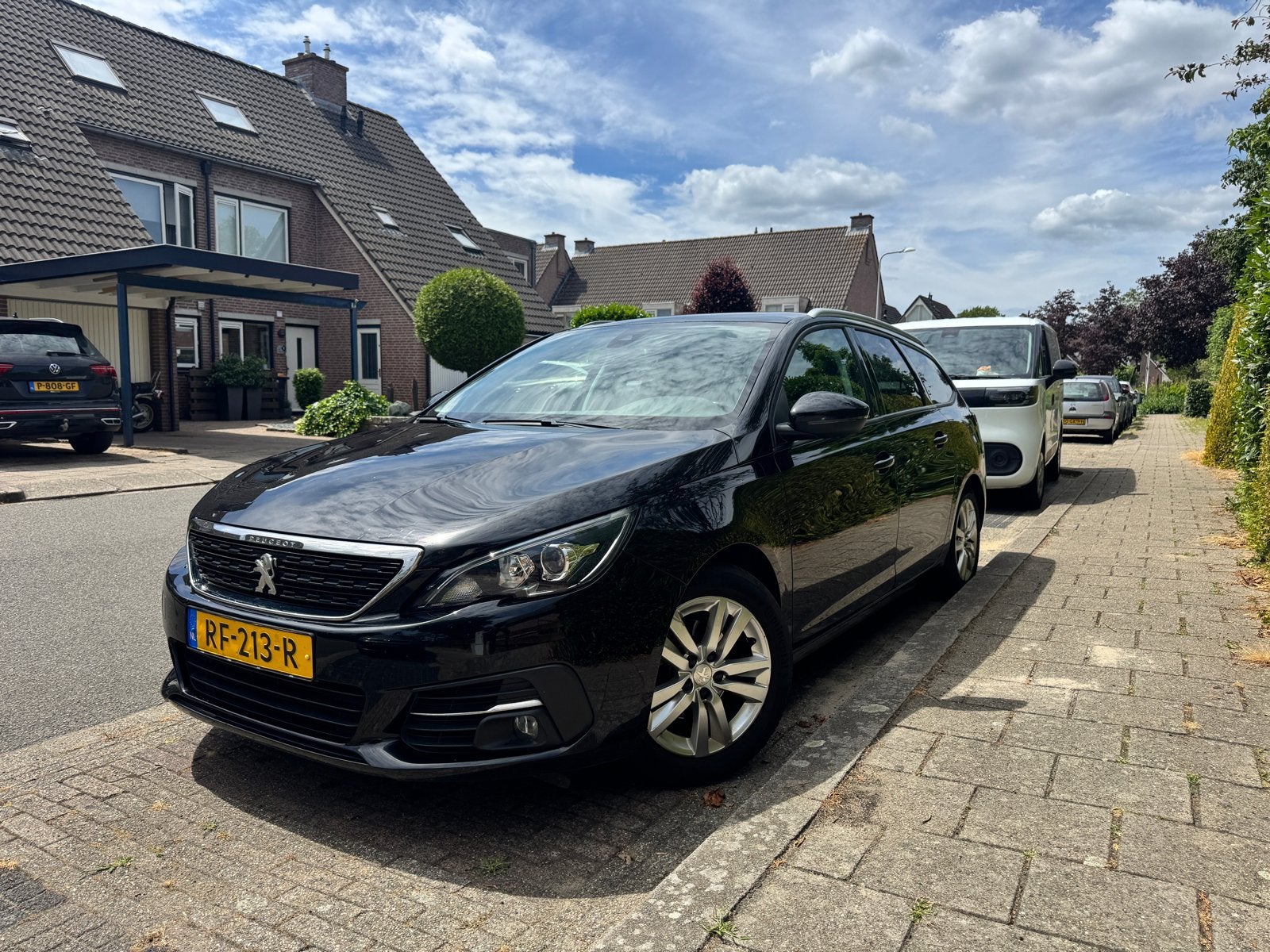 Peugeot 308 1.2 E-thp 81KW/110PK SW 2017 Zwart PANO-CARPLAY, Auto's, Voorwielaandrijving, 1199 cc, 1165 kg, Zwart