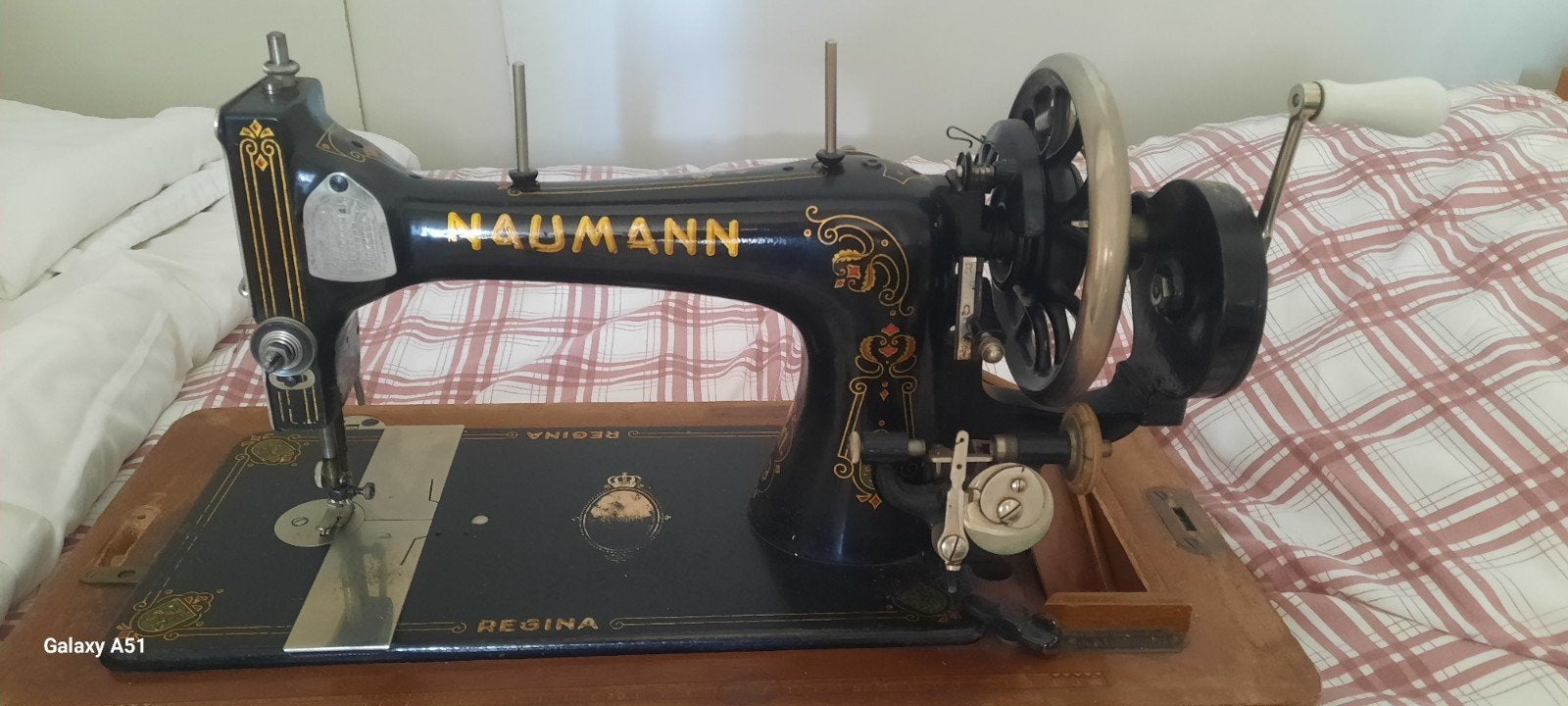 Naumann hand naaimachine met spoeltjes en spoelhuis, Ophalen