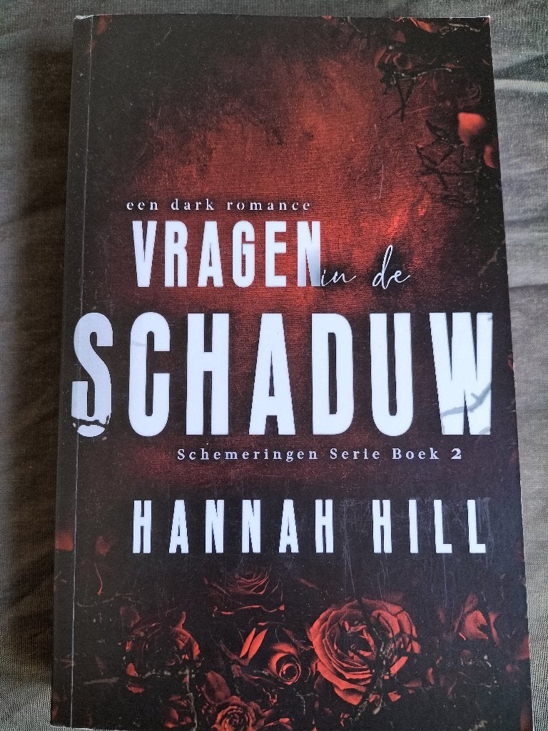 Hannah Hill - Vragen in de schaduw / Dark romance, Boeken, Ophalen of Verzenden, Zo goed als nieuw, Hannah Hill