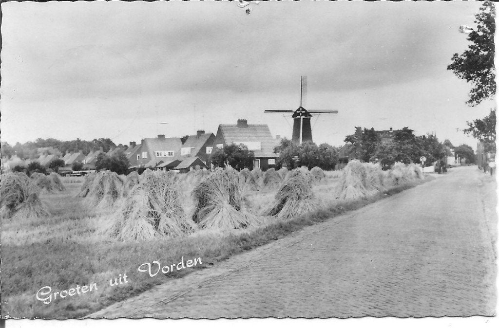 Ansichtkaart Groeten uit Vorden met molen en hooibergen, Ophalen of Verzenden, 1960 tot 1980, Gelopen, Gelderland