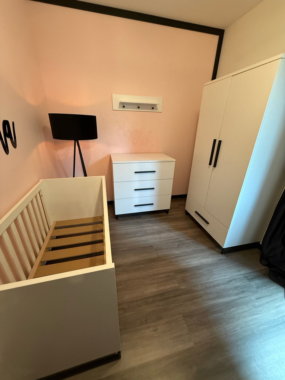 Complete babykamer – ledikant, commode, kast en accessoires