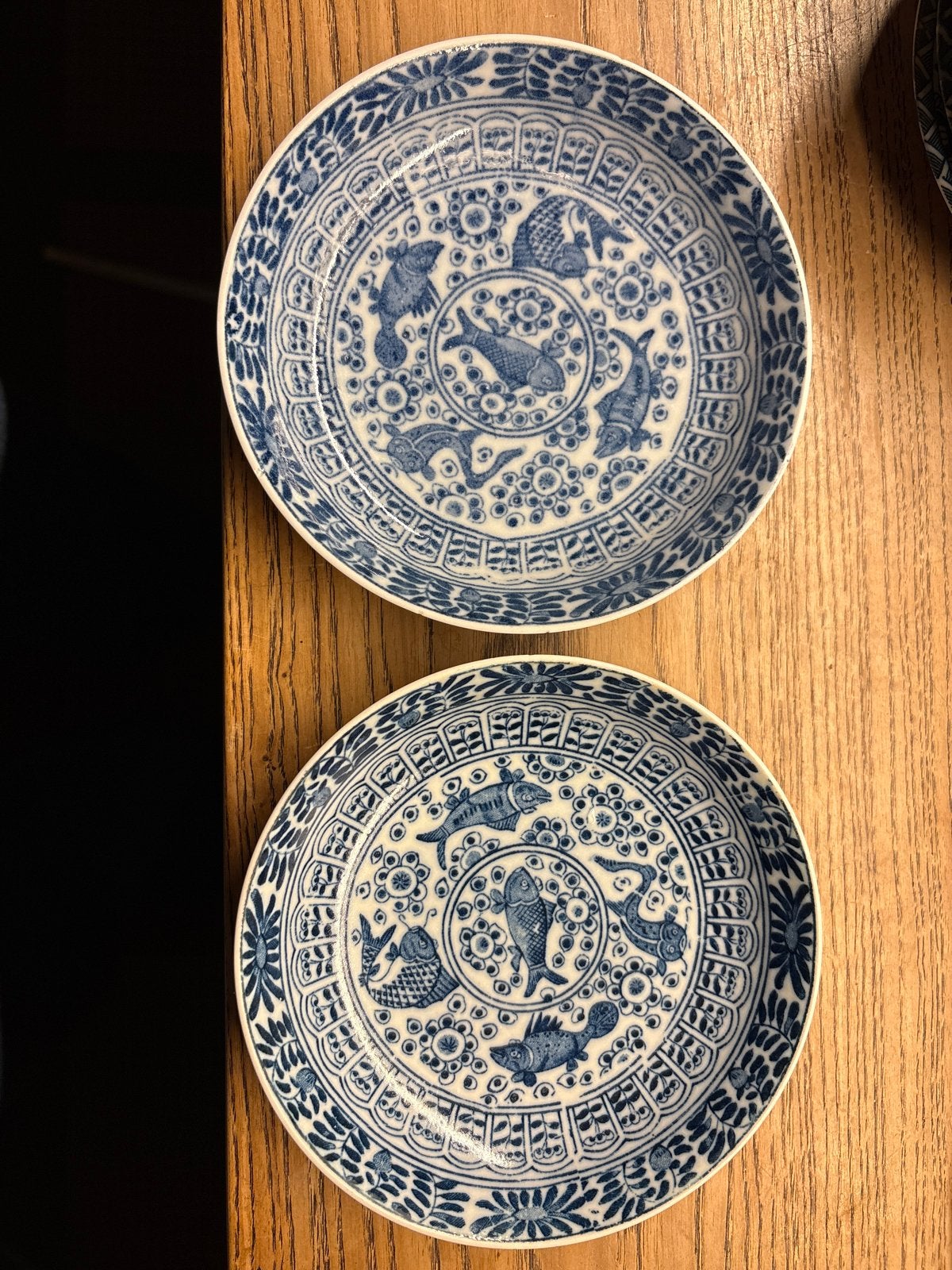 Twee antieke Chinese borden met vissenmotief, 12 cm, Ophalen