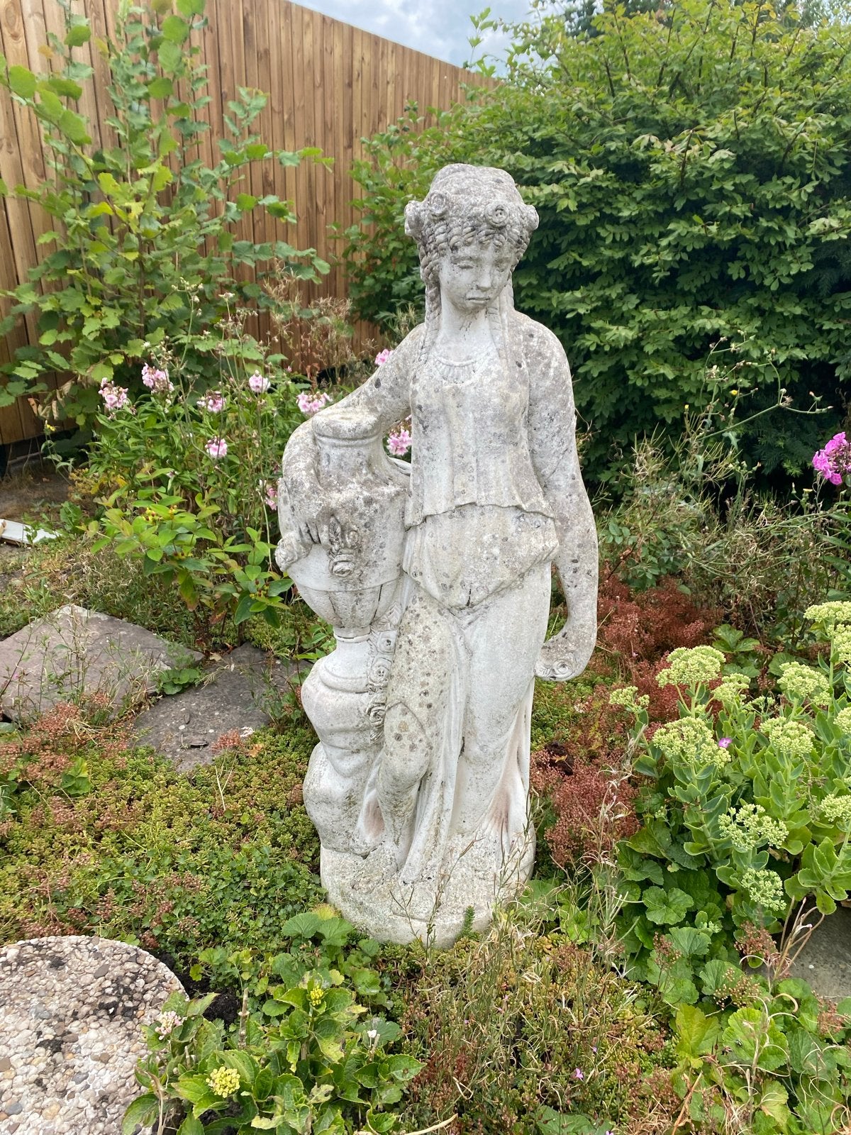 Decoratief tuinbeeld van vrouw met kruik, Tuin en Terras, Ophalen, Gebruikt, Steen, Mensenbeeld