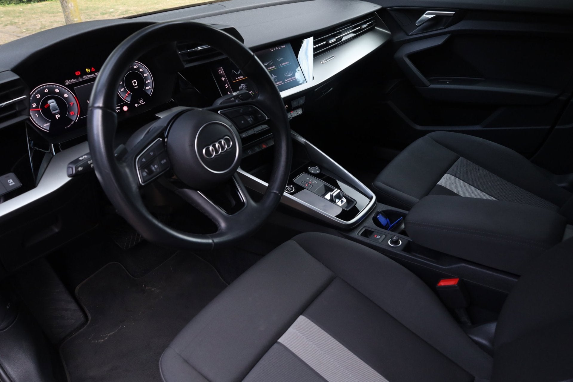 Audi A3 Limousine 30 TFSI S edition Aut. | Stoelverwarming |, Stof, Gebruikt, Zwart, Bedrijf