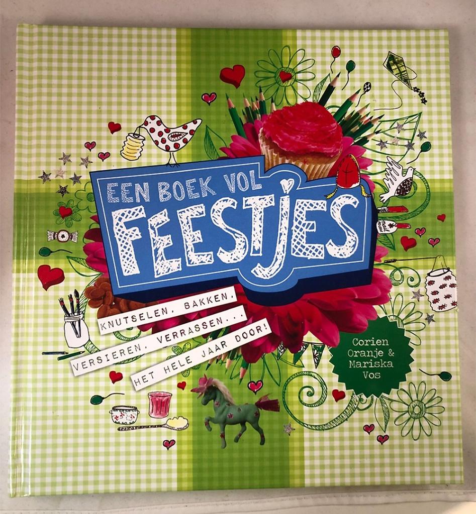 Een boek vol FEESTJES Corien Oranje Mariska Vos - Leuk boek, Corien Oranje Mariska Vos, Nieuw, Ophalen of Verzenden, Scrapbooking en Knutselen