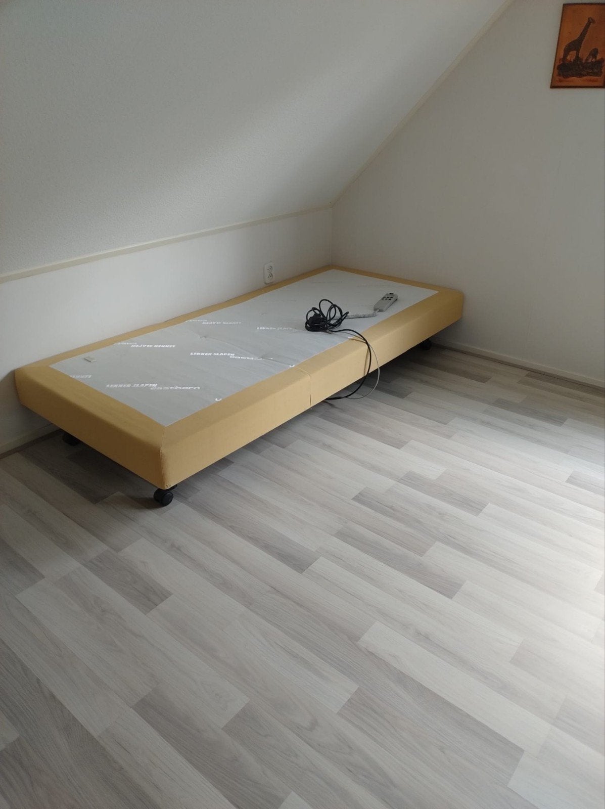 Eenpersoons ( senioren) electrisch verstelbaar bed 90x200, Ophalen, Overige materialen, 90 cm, 200 cm