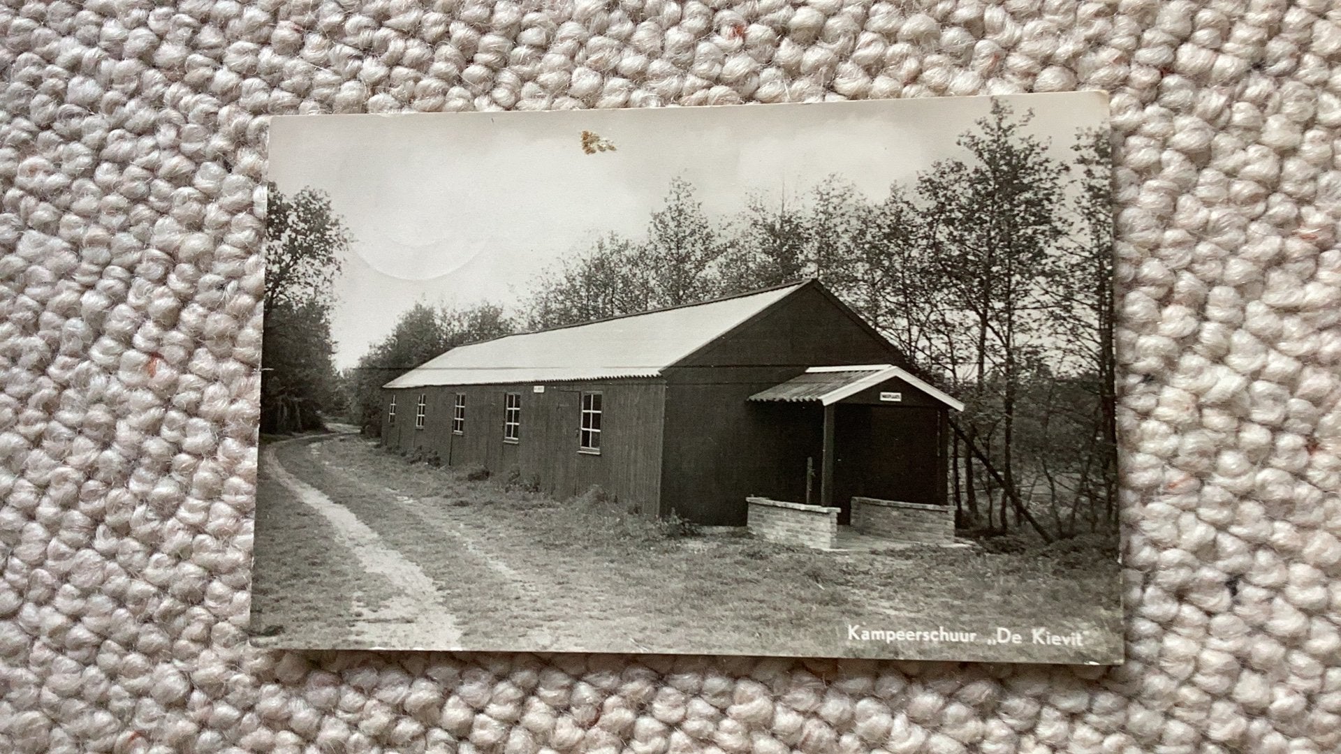 Ansichtkaart Laren N.H. Kampeerschuur De Kievit. 987, Ophalen of Verzenden, 1940 tot 1960, Gelopen, Noord-Holland