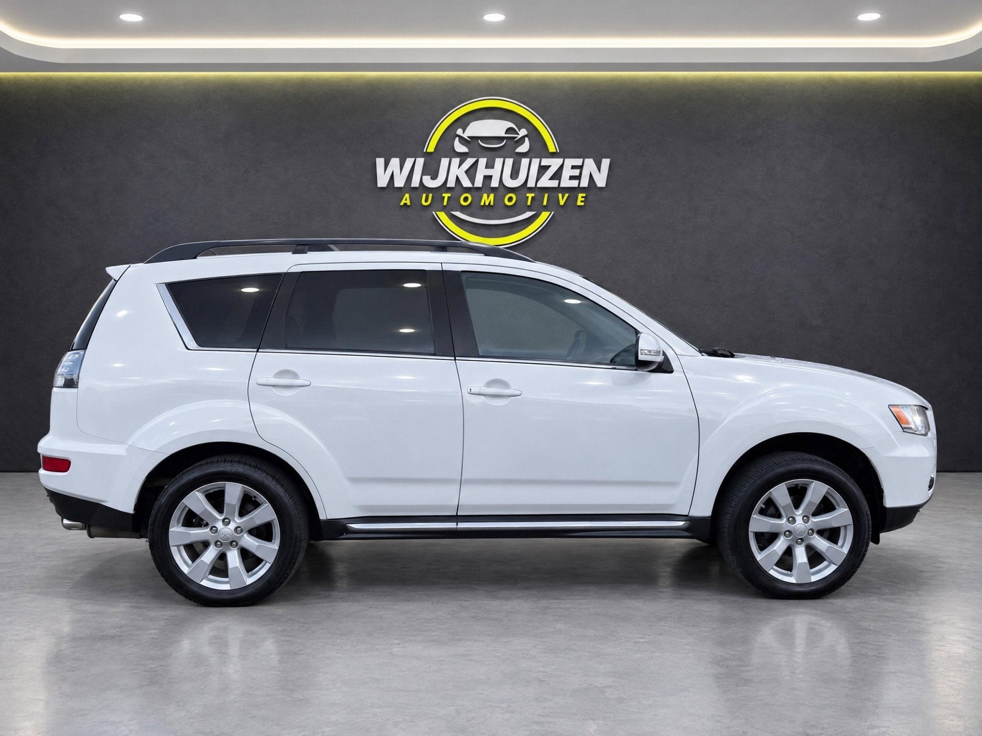 Mitsubishi Outlander 2.0 Edition One Automaat met Airco ! Le, Auto's, Zwart, 4 cilinders, Wit, 1600 kg
