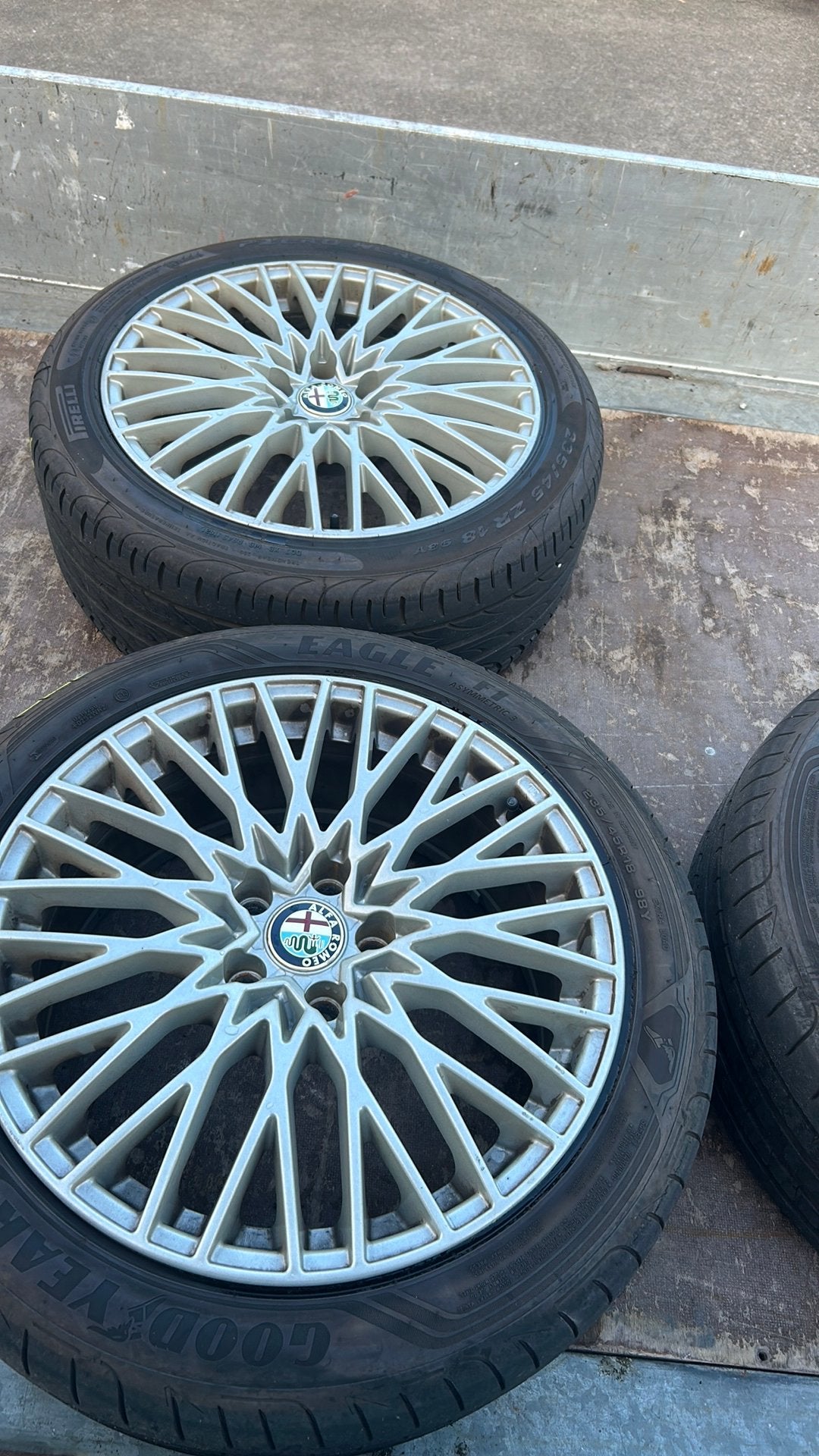 Velgen met banden 235/45/18 Alfa Romeo, Auto-onderdelen, Banden en Velgen, 18 inch, Banden en Velgen, Ophalen of Verzenden, 235 mm