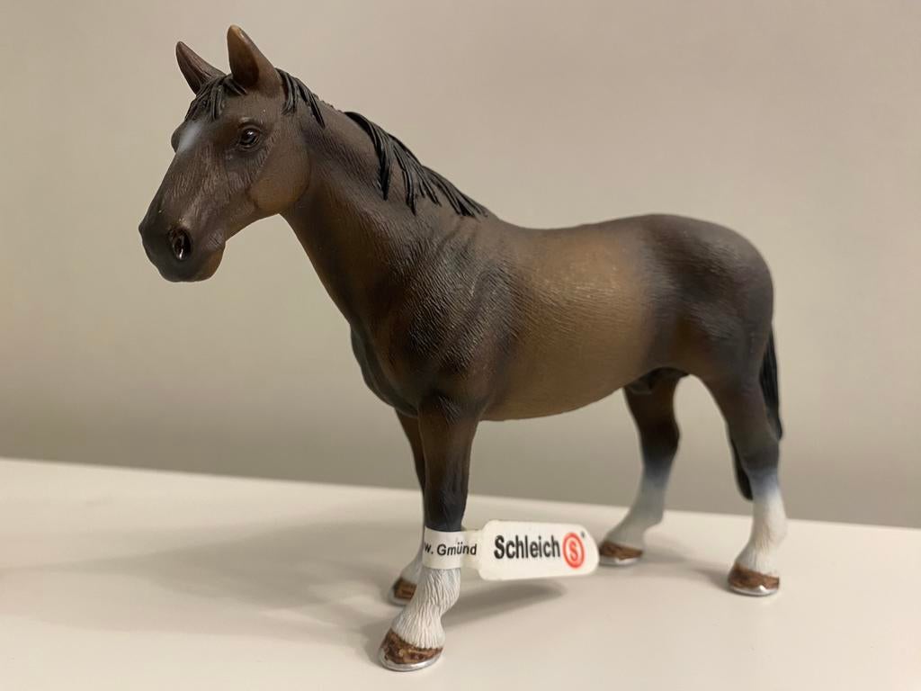 Schleich Hannoveraan Hengst met Vaan ~ 13649, Verzamelen, Dierenverzamelingen, Ophalen of Verzenden, Paard, Beeldje of Figuurtje
