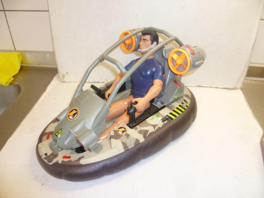 Action Man 2003 in Hovercraft 33cm lang 20cm breed, Ophalen of Verzenden, Zo goed als nieuw, Actiefiguur of Pop