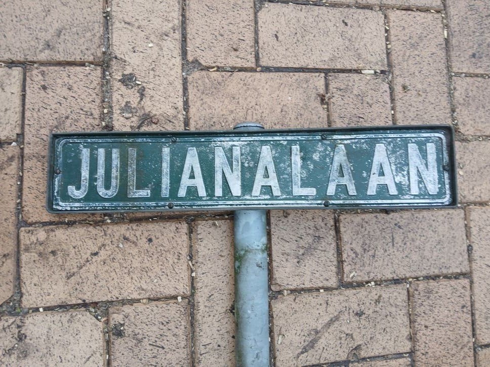 Julianalaan straatnaam bord met paal., Ophalen, Reclamebord