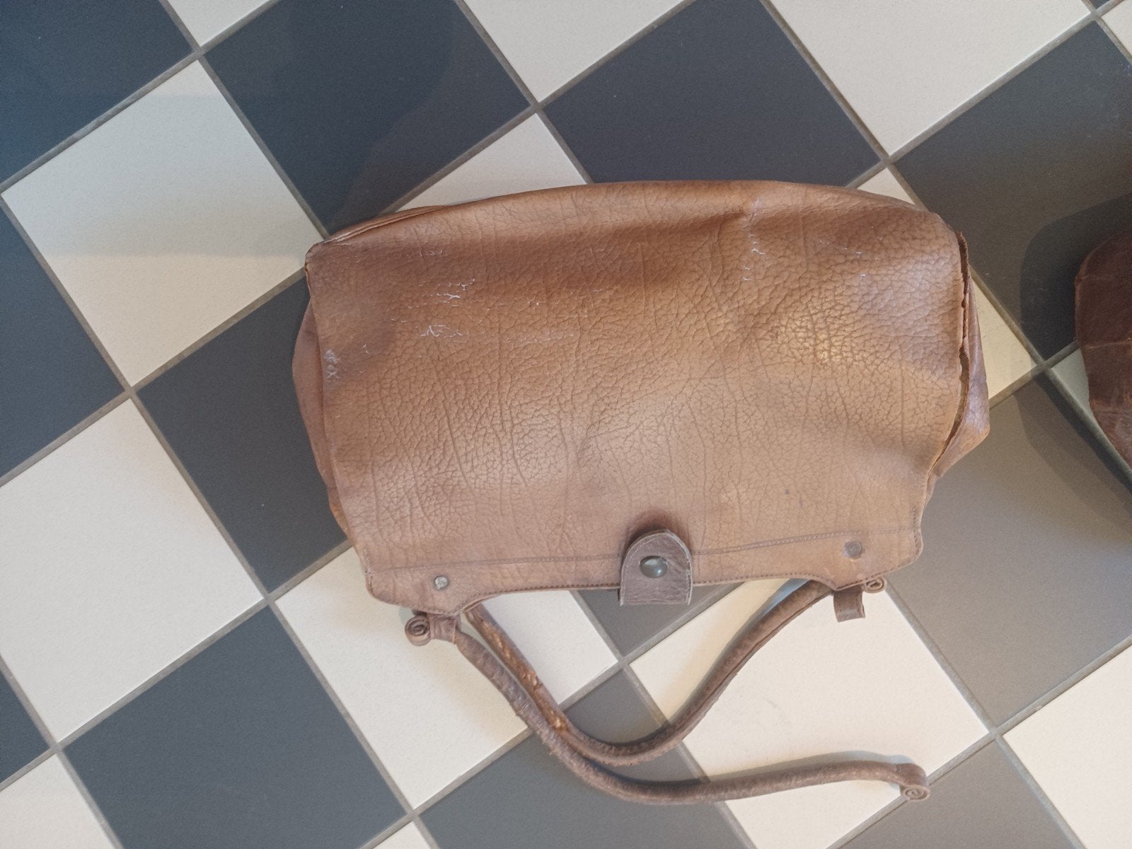 leren tassen, kapot 100 jaar oud, Ophalen