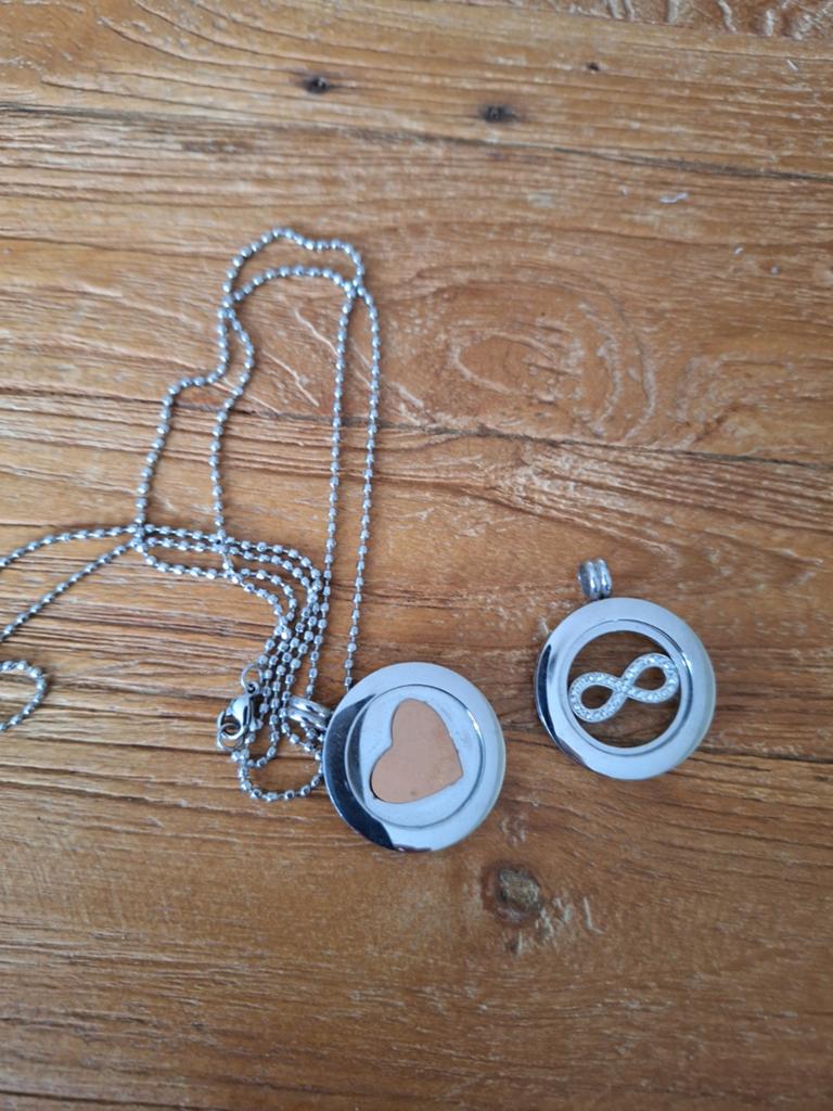 Ketting met 2 munten hangers NIEUW, Ophalen, Overige materialen, Overige voorstellingen, Nieuw