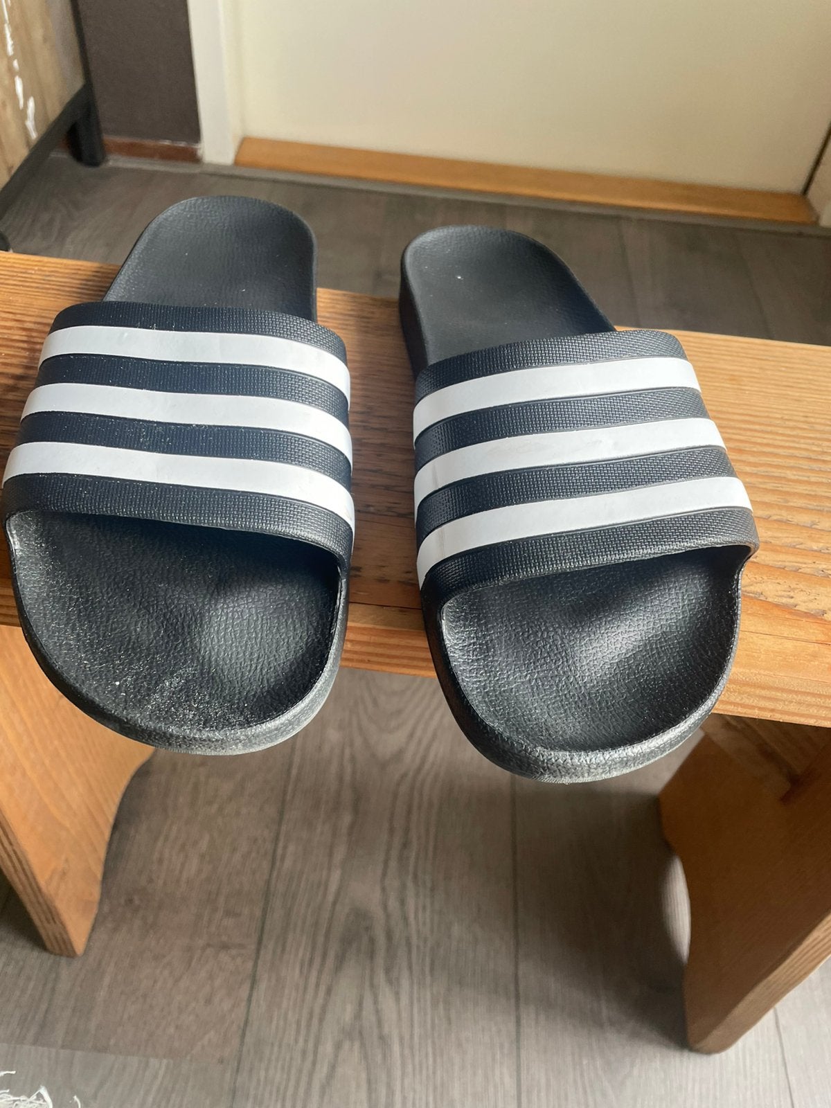 Adidas slippers 1x gedragen maat 44,5, Ophalen of Verzenden, Nieuw, Zwart, Slippers