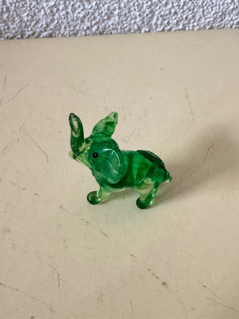 Groen glazen olifantje miniatuur beeldje met slurf omhoog, Ophalen of Verzenden, Zo goed als nieuw, Dier