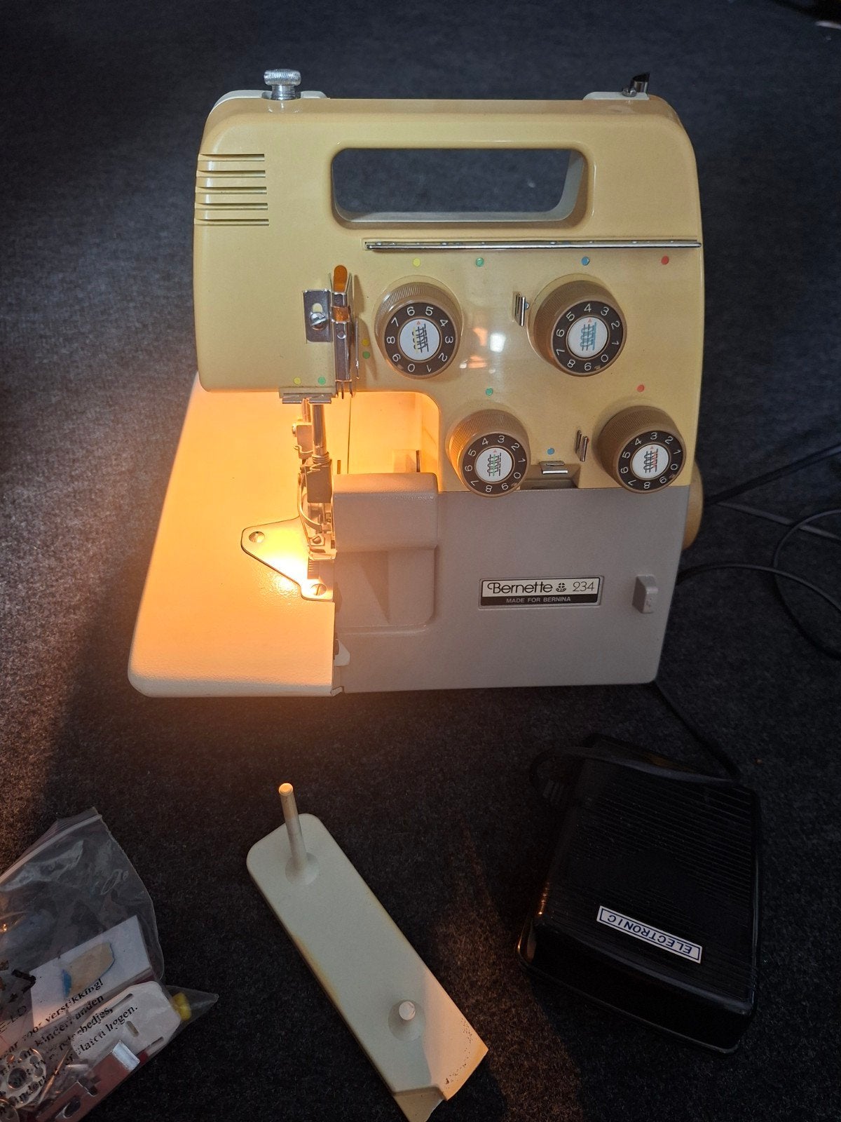 Bernette 234, Hobby en Vrije tijd, Naaimachines en Toebehoren, Ophalen, Zo goed als nieuw, Lockmachine, Overige merken