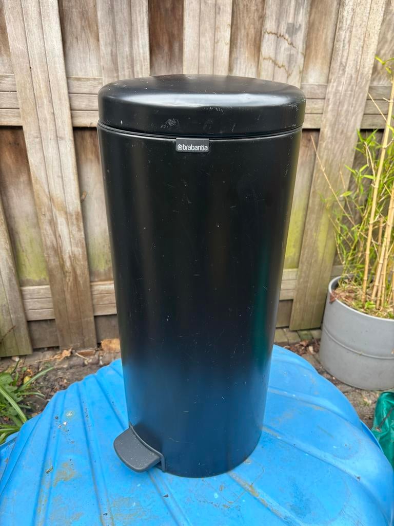 Brabantia pedaalemmer 30 liter matzwart, Ophalen, Gebruikt, Met pedaal, 50 tot 75 cm