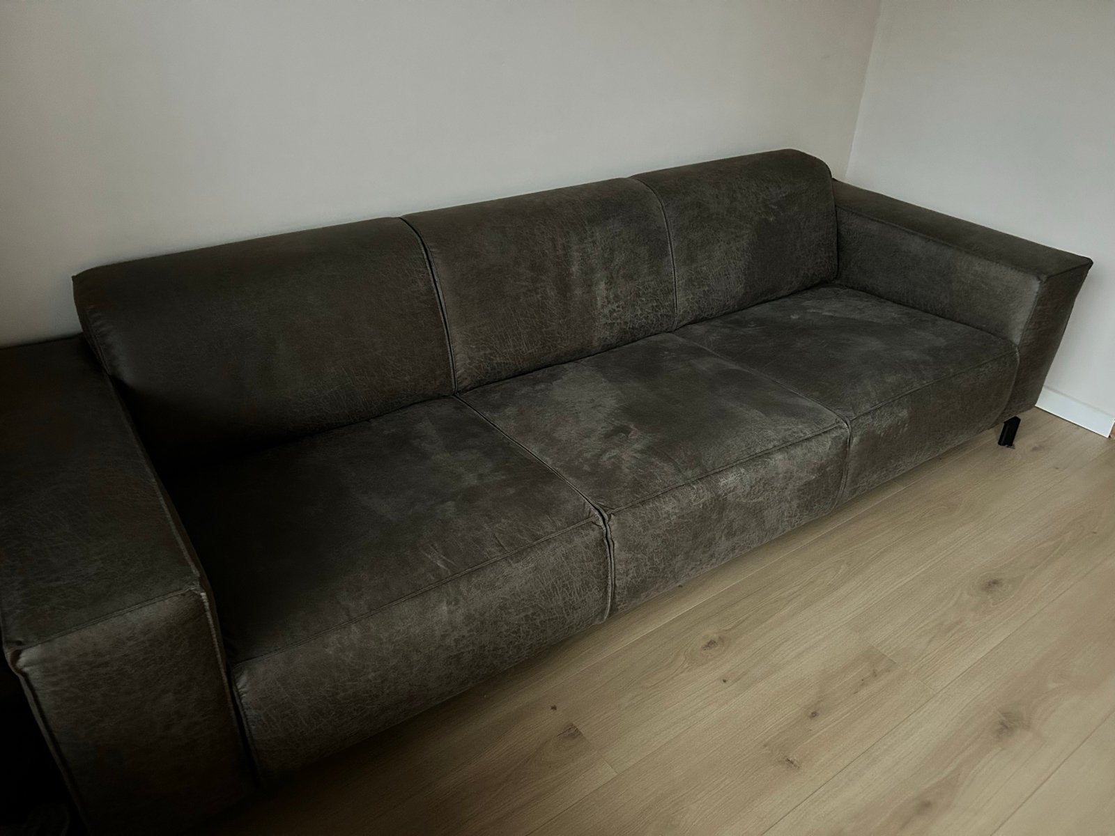 Comfortabele 3-zitsbank in donkergrijs leerlook, Huis en Inrichting, Banken | Bankstellen, Ophalen, Overige materialen, 250 tot 300 cm