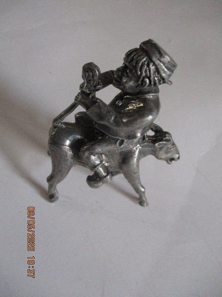 Tinnen figuur van Dick Trom op ezel 8 cm. h. 6 cm.br., Verzamelen, Ophalen of Verzenden, Zo goed als nieuw