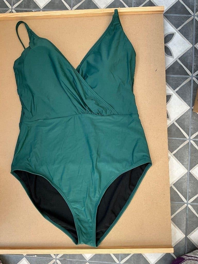 BEACHWAVE badpak donker groen maat 44, Nieuw, Badpak, Ophalen of Verzenden, REGINA