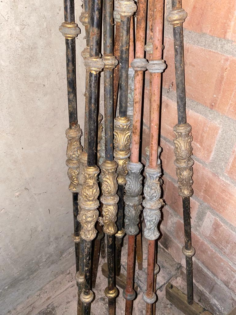 Antieke smeedijzeren balusters voor trap of hekwerk, Ophalen