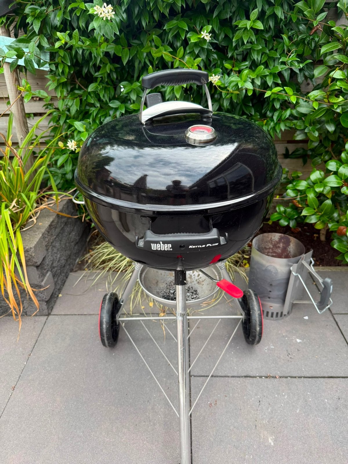 BBQ Weber Kettle Plus 47 cm + GBS bakplaat, starter en hoes, Ophalen, Gebruikt