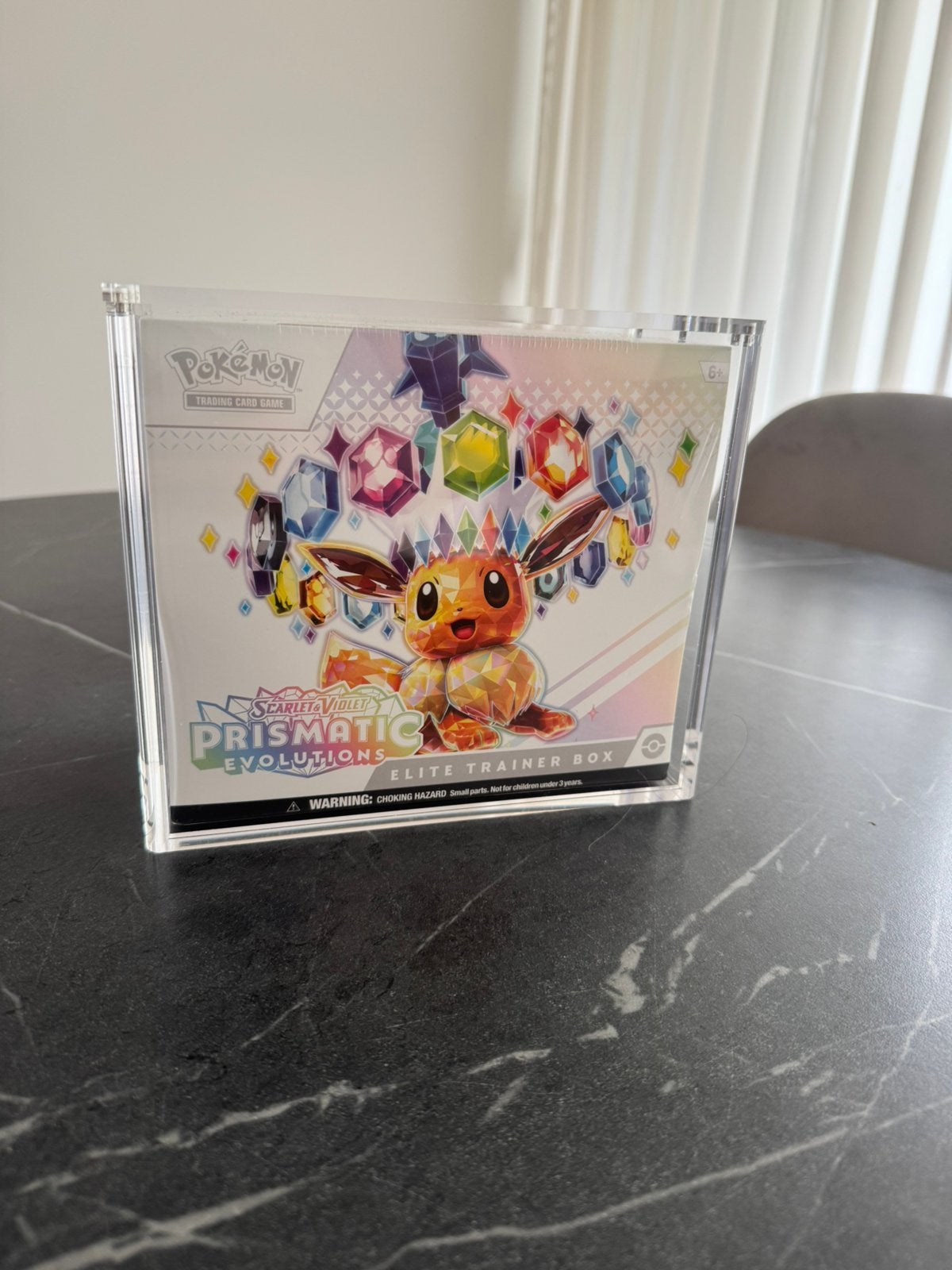 Pokemon Prismatic Evolutions ETB + Acryl Display Case, Ophalen of Verzenden, Zo goed als nieuw, Boosterbox