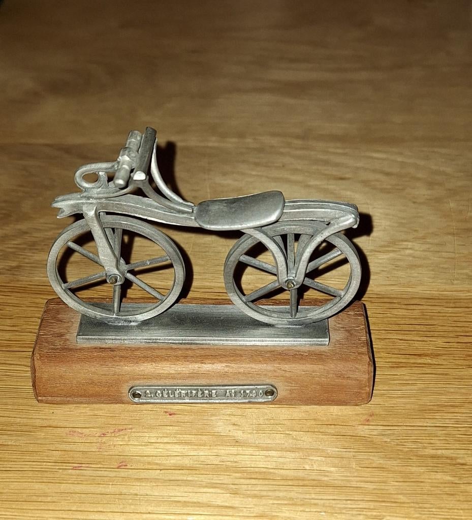Oud tinnen fiets miniatuur op houten sokkel, Antiek en Kunst, Ophalen of Verzenden