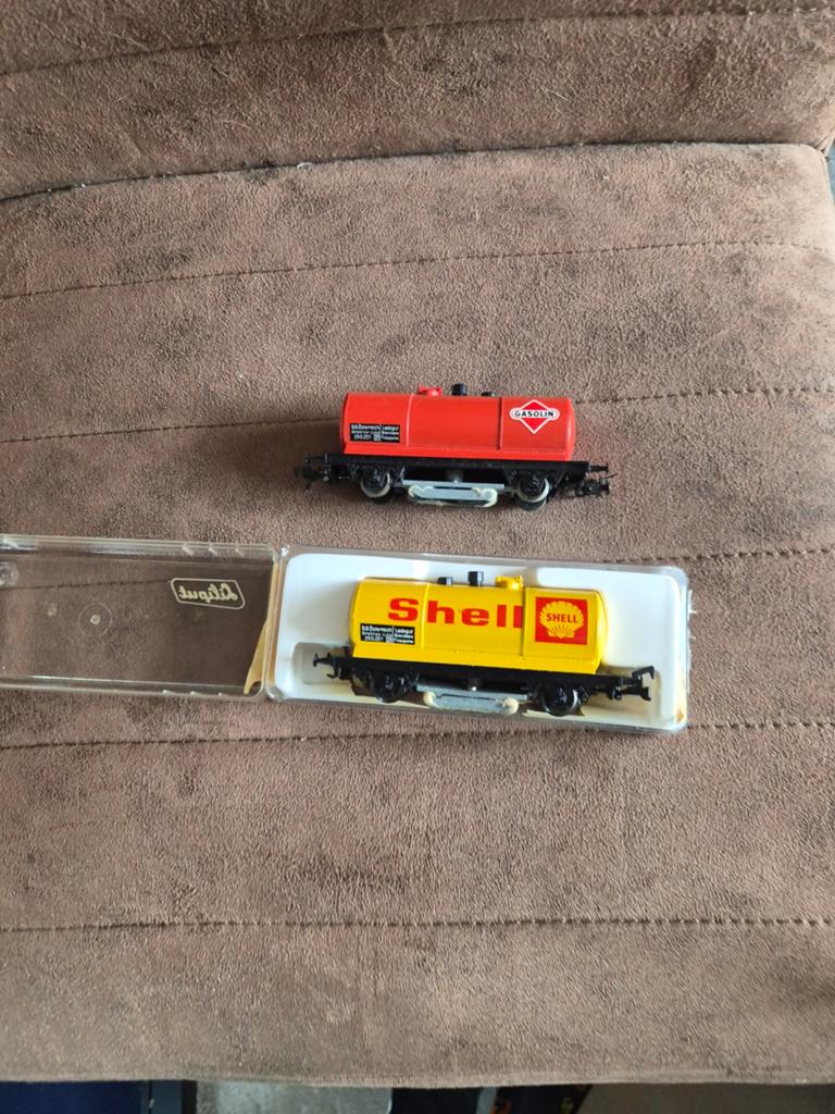 2 Liliput Reiniging Wagons - Shell & Gasolin Tankwagons, Hobby en Vrije tijd, Modeltreinen | H0, Gebruikt, Gelijkstroom of Wisselstroom