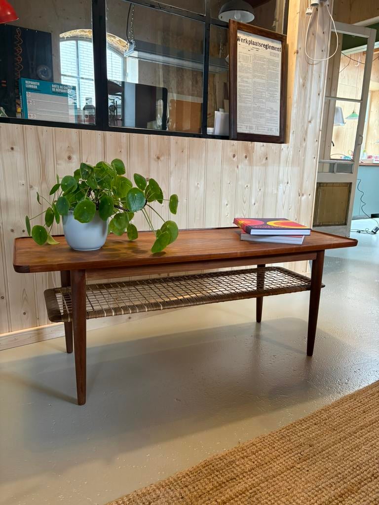 Vintage Deens teakhouten salontafel met rotan boekenrek, Huis en Inrichting, Tafels | Salontafels, Ophalen, 50 tot 100 cm, 100 tot 150 cm