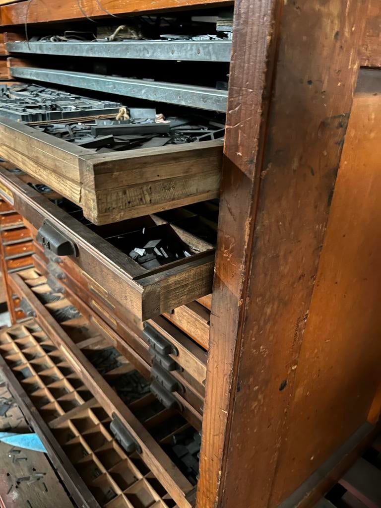 Antieke letterkast met loden letters, Ophalen