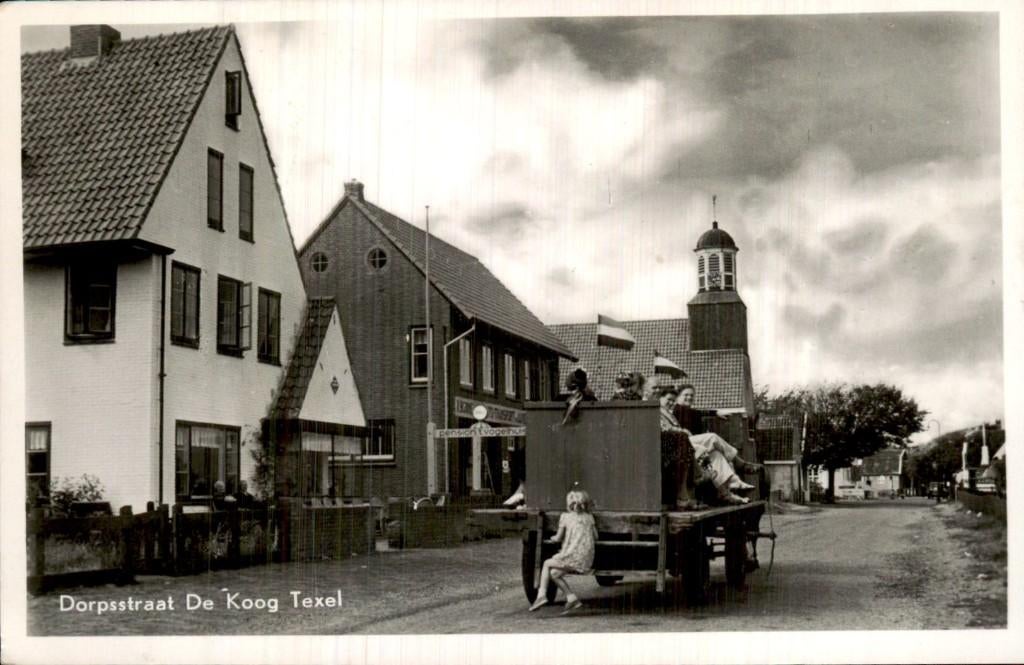 De Koog - Dorpsstraat - Kerk en wagen, Ophalen of Verzenden, 1940 tot 1960, Gelopen, Noord-Holland