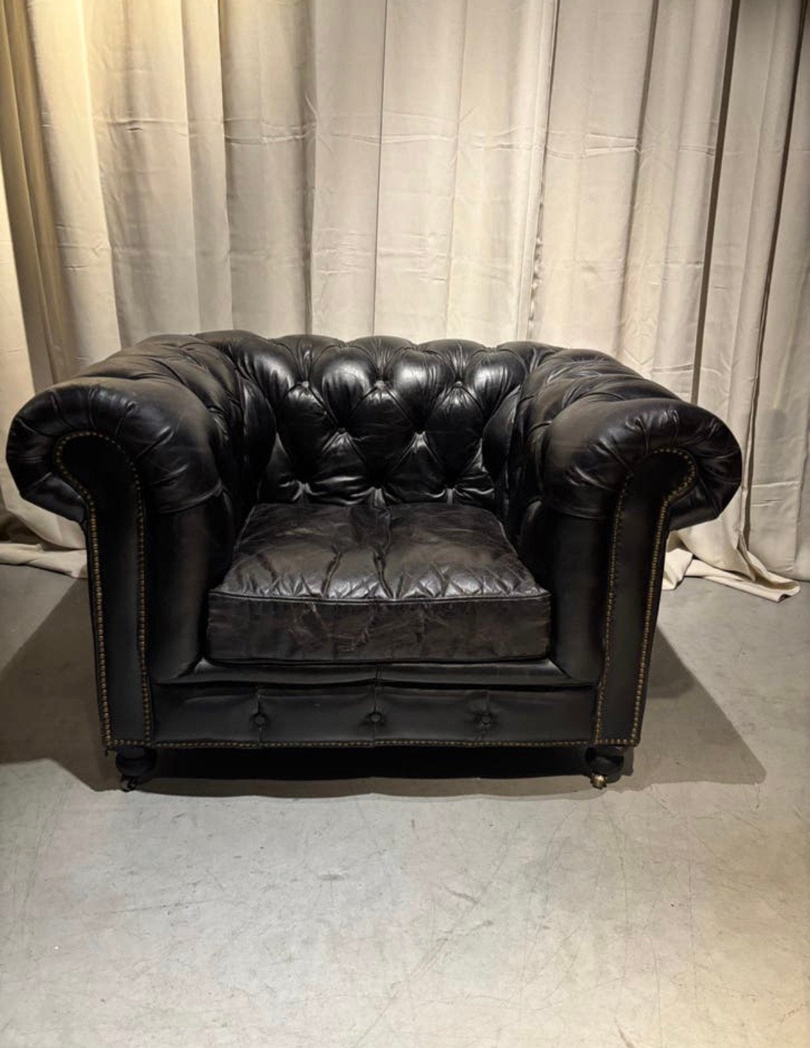 Chesterfield Zwarte Leren XL fauteuil-Lifestyle, Gebruikt, 100 tot 125 cm, Leer, 75 tot 100 cm