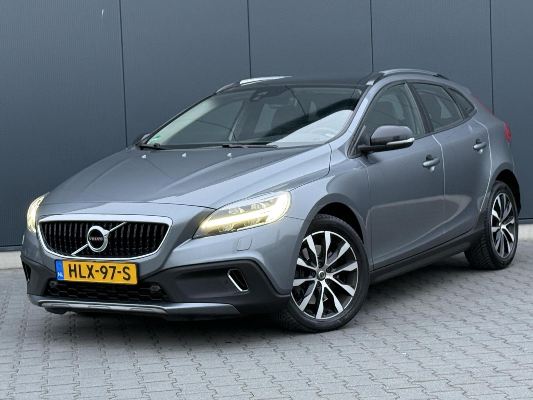 Volvo V40 Cross Country 2.0 D2 Nordic+ Full Led - Pano - Led, Auto's, Volvo, Gebruikt, 4 cilinders, Leder, Bedrijf