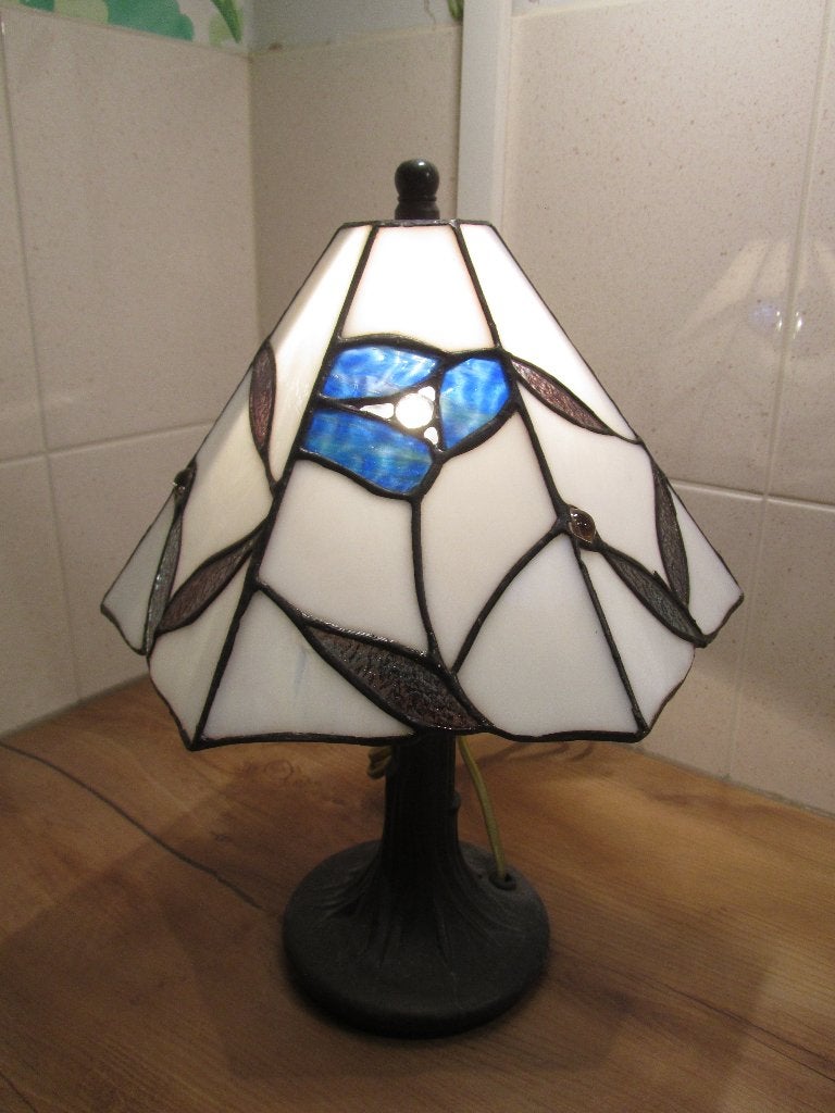 Tiffany tafellamp wit met blauwe bloem, Meerkleurig, Ophalen of Verzenden, Gebruikt, Tiffany lamp