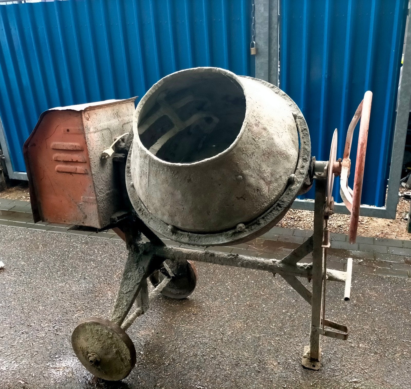 te koop werkende grote betonmolen, Ophalen