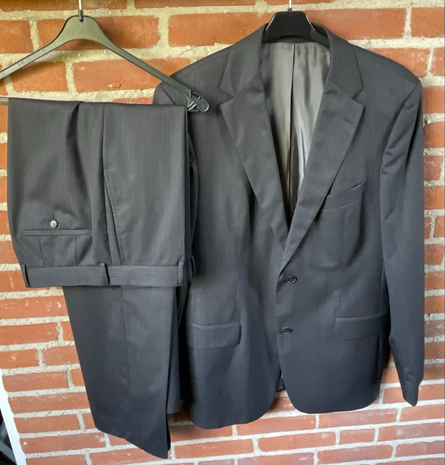 Hugo Boss Pak - Grijs met krijtstreep - Maat 52/54 (L), Kleding | Heren, Ophalen of Verzenden, Zo goed als nieuw, Maat 52/54 (L)
