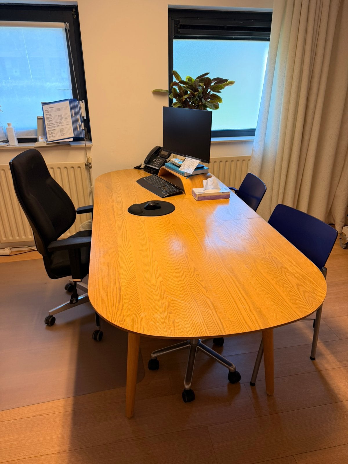Houten eettafel 6-8 personen/bureau van MADE TEAB, Ophalen, Gebruikt, Eikenhout, 200 cm of meer