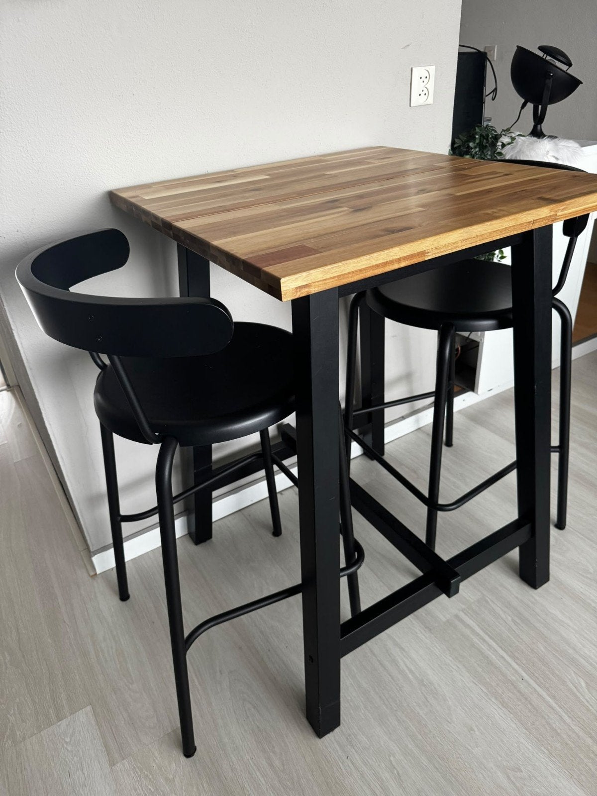 ikea skogsta  bartafel met 2 krukken - Zo goed als nieuw!, Huis en Inrichting, Ophalen, Zo goed als nieuw, Inclusief barstoelen