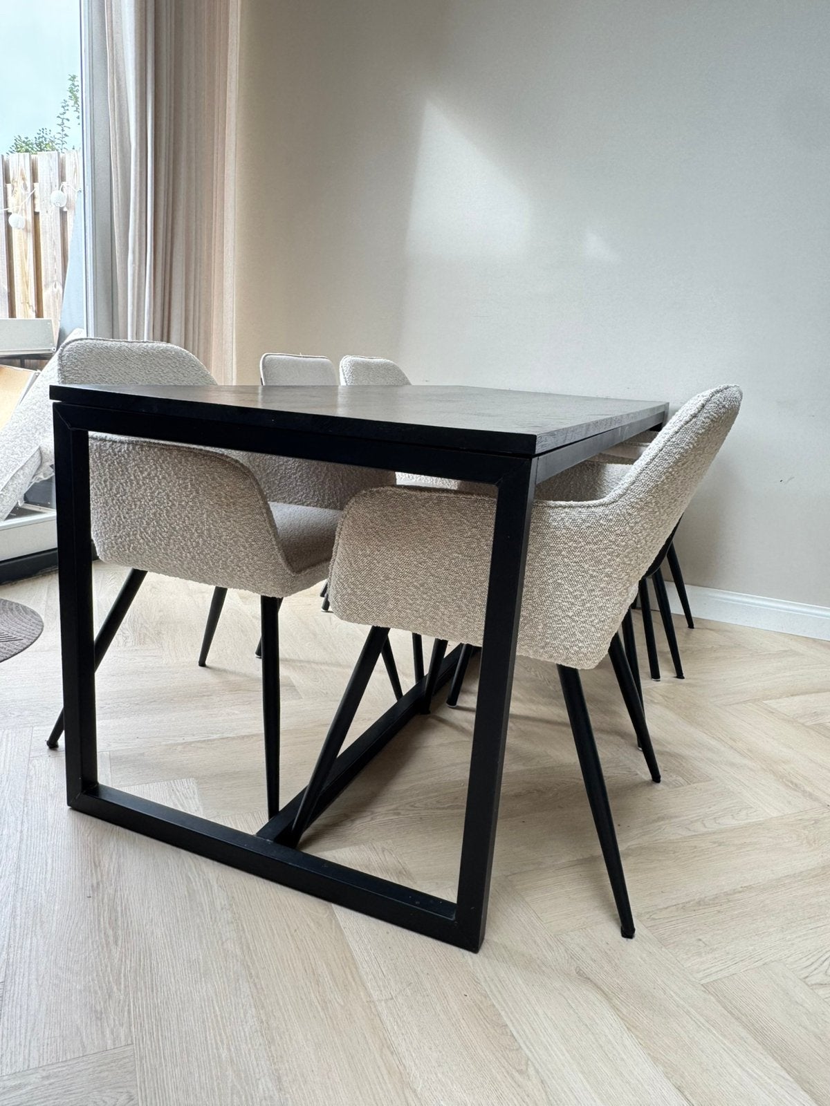 Foto 4 van Eettafel + 6 eetkamerstoelen – zwart hout & bouclé