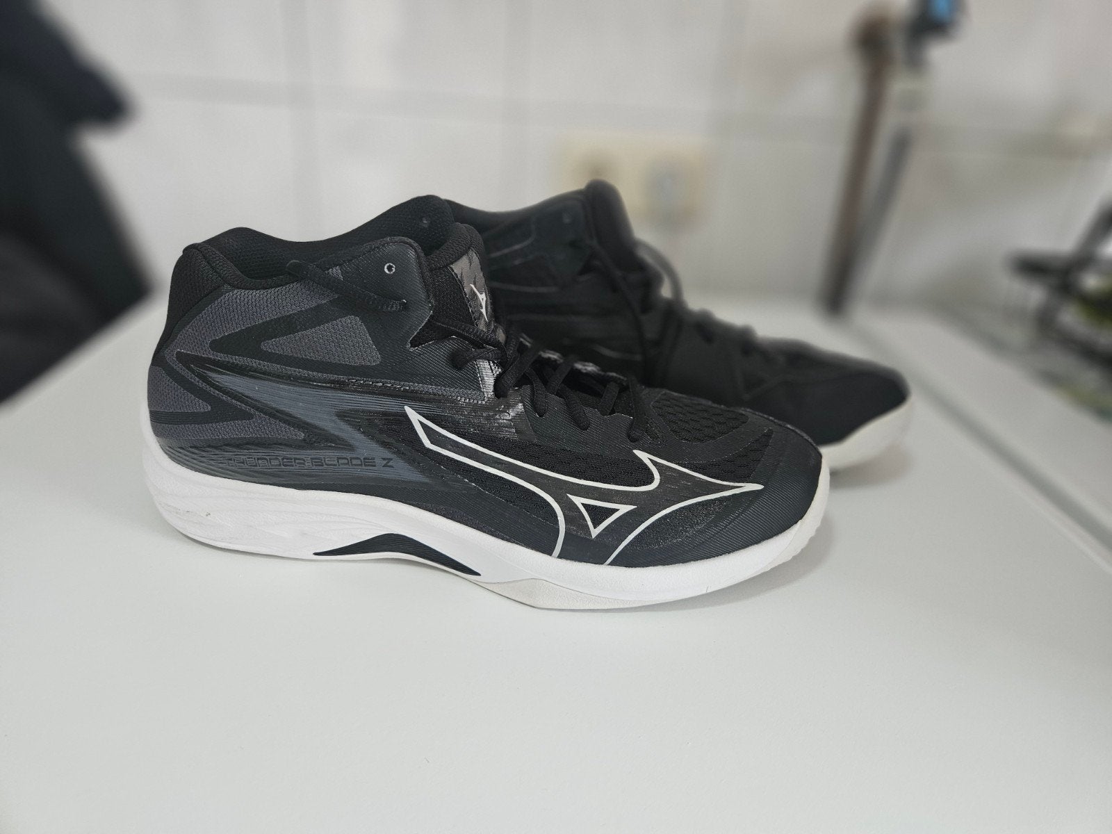 Mizuno Wave Lighning Z6 zaalschoenen - Maat 44.5, Mizuno, Zwart, Overige maten, Ophalen of Verzenden