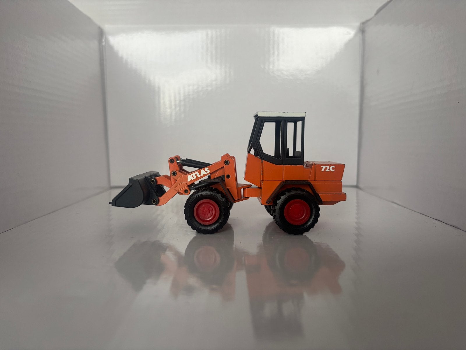NZG Schaalmodel 1:50 Shovel Atlas 72C (nr. 320), Hobby en Vrije tijd, Ophalen of Verzenden, Gebruikt, Hijskraan, Tractor of Landbouw