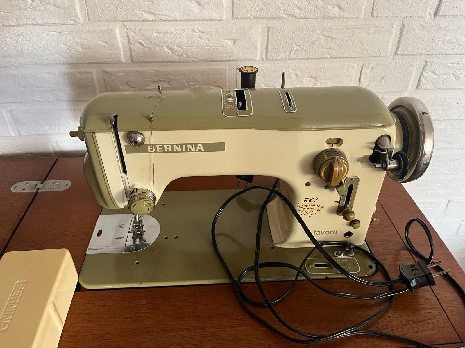 Bernina Favorit 640-2 Naaimachine met Opbergtafel, Hobby en Vrije tijd, Naaimachines en Toebehoren, Ophalen, Gebruikt, Naaimachine