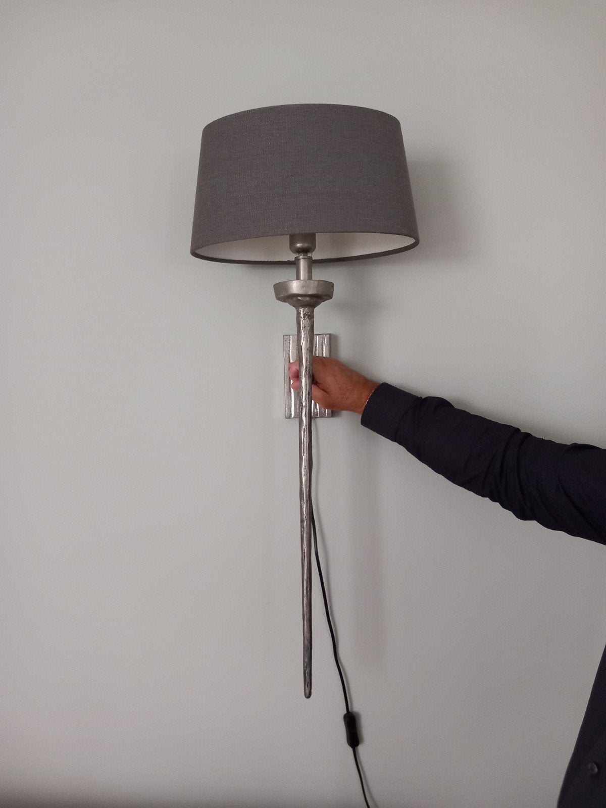 bijna nieuwe wandlamp met grijze, ovale kap, Ophalen of Verzenden, Zo goed als nieuw